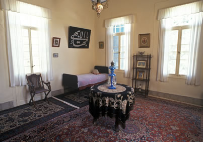  Interior of the room of Bahá’u’lláh at Mazra‘ih.