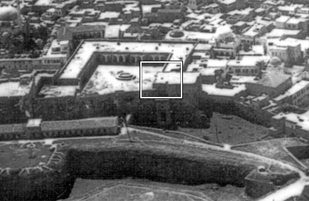 The skylight through which Mírzá Mihdí fell can be seen in this aerial photograph from 1917. The skylight is highlighted.
