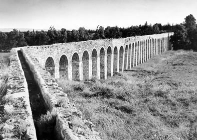The aqueduct to carry water to ‘Akká was built in about 1815 to replace an earlier one destroyed by Napoleon. By the time of Bahá’u’lláh's arrival, it had fallen into disrepair.